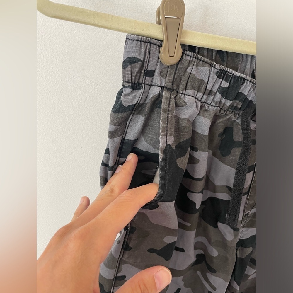 GAP kids black camo size Large (10-11)  joggers - Picture 4 of 7
